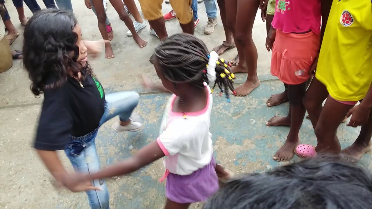 duelo de niñas bailando