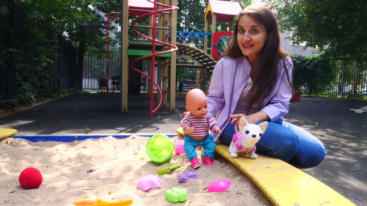 Jeux de sable avec Bébé Born et Chi Chi Love 👶 Comme maman: Vidéo pour fille