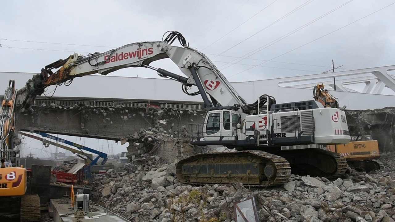 Liebherr R984C excavator with STC triple boom and Dehaco/MBI CR 80R concrete shear - Baldewijns