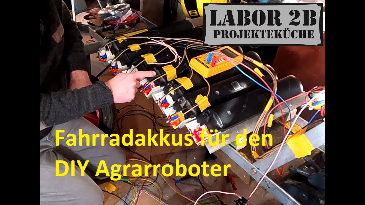 Der DIY Agrarroboter bekommt die Fahrradakkus verdrahtet