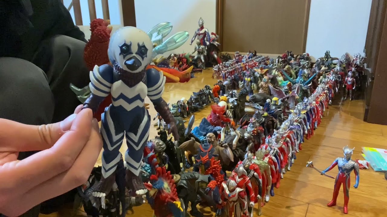 ウルトラマンのソフビをひたすら並べよう