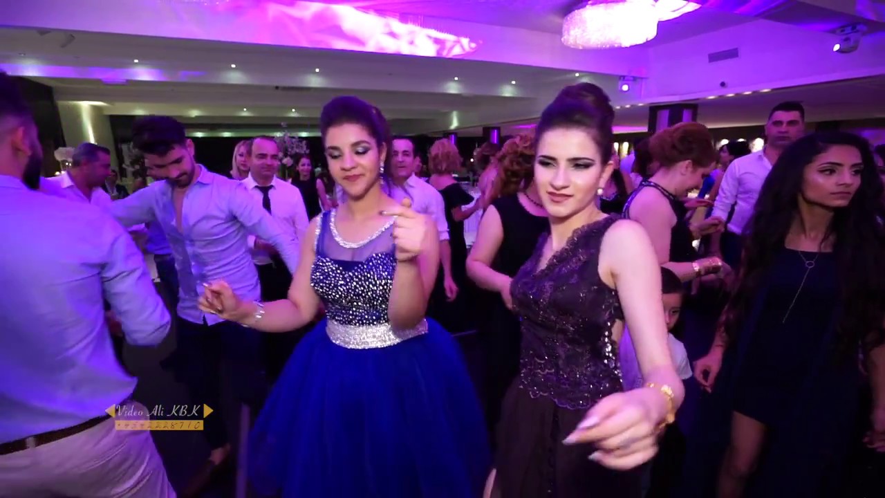 النجم سامر كبرو مع الاغاني الحلبية في عرس سوري في هولندا . ملاحظة العرس اكراد سورية