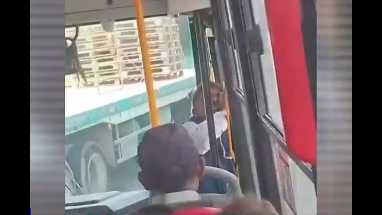 Ladrón rompe en llanto al quedar atrapado en la puerta de bus tras frustrarse robo a pasajero
