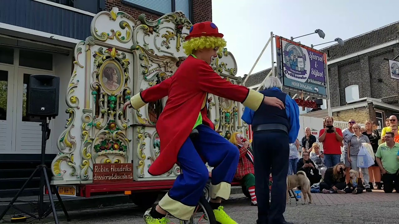 Bassie en Adriaan zingen mee met draaiorgel de Scala. Zondag 03-09-2017