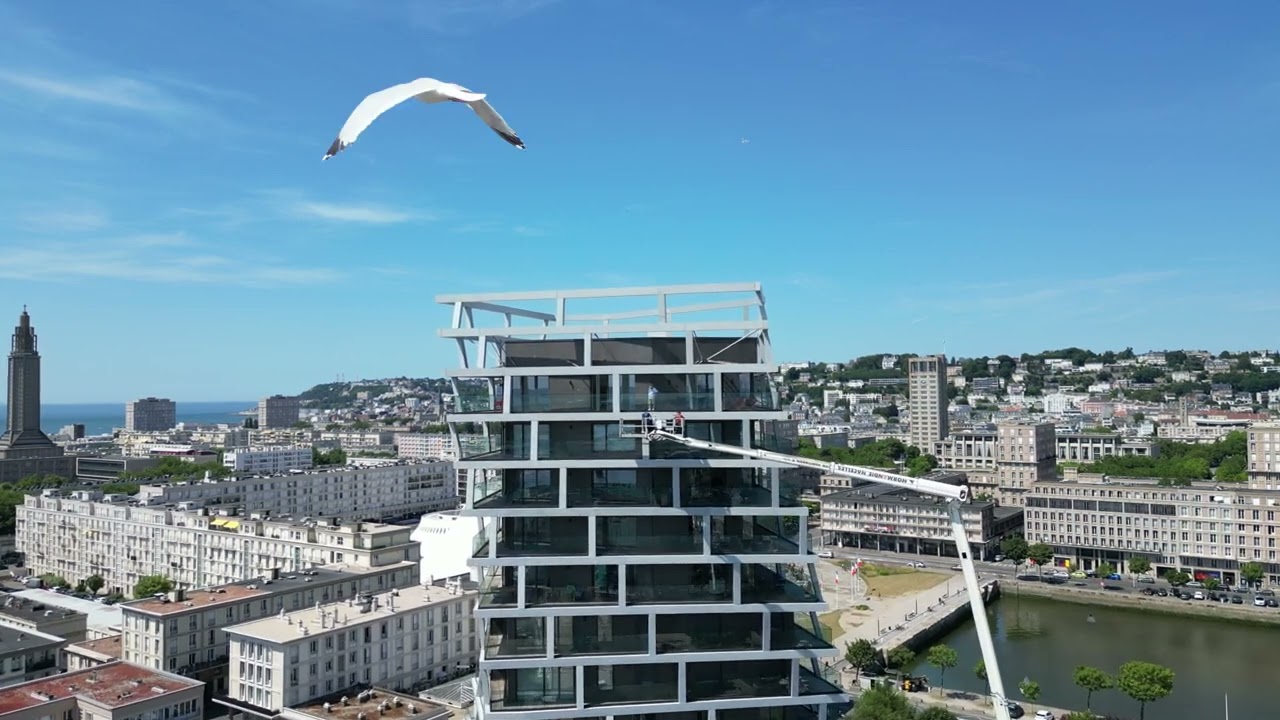 19 07 24 un bonjour à deux nacelliste qui entretiennent la tour ALTA à 58 mètres de hauteur