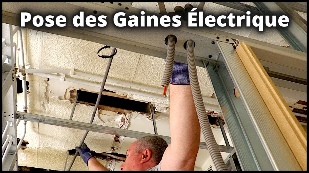 Pose des gaines électriques dans les cloisons