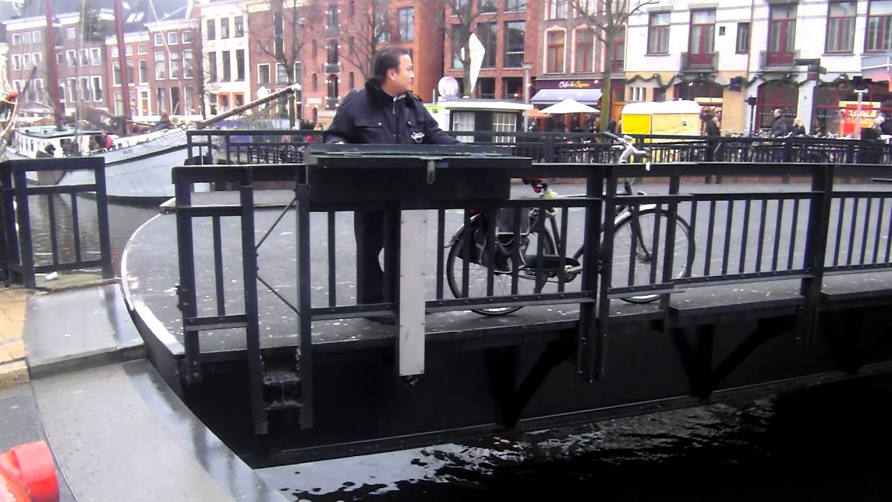 groningen kerstmarkt brug gaat open rondvaartboot EMMA komt langs