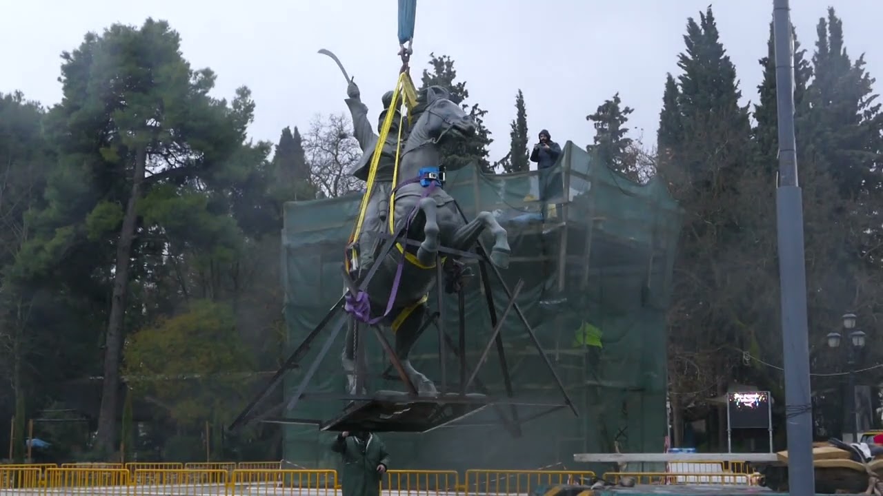 Η αποκαθήλωση του ανδριάντα του Θεόδωρου Κολοκοτρώνη στην Τρίπολη #foryou #news #greece