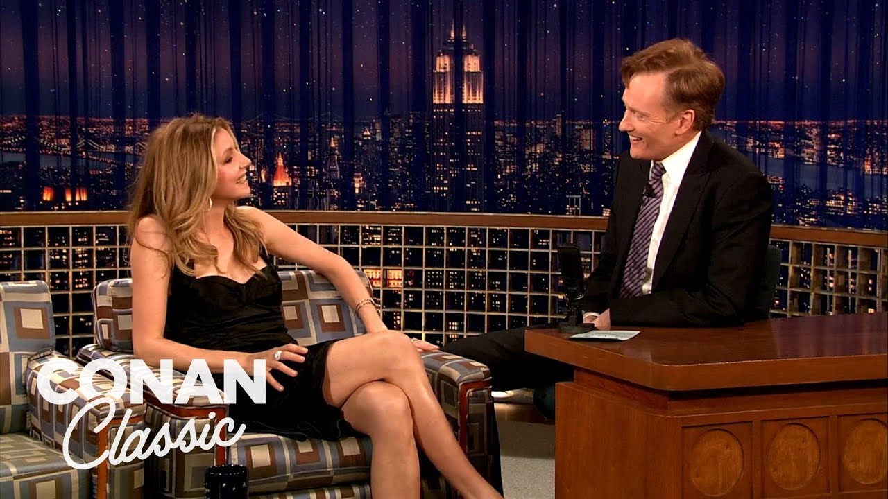 Сара Чок делится немецкими рождественскими традициями | Late Night with Conan O’Brien