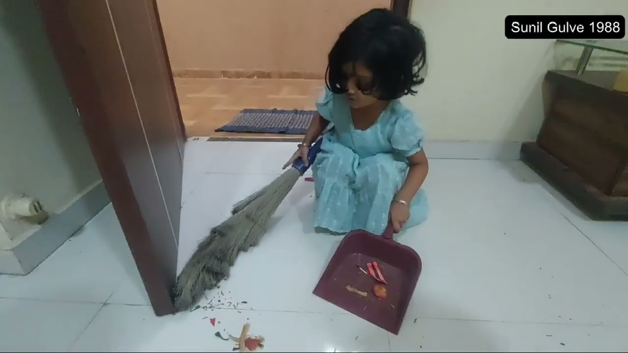 निया घरकाम करते, झाडू मारते 🧹💪छोटीशी मदत, मोठं समाधान आणि भरपूर गोडपणा 💖