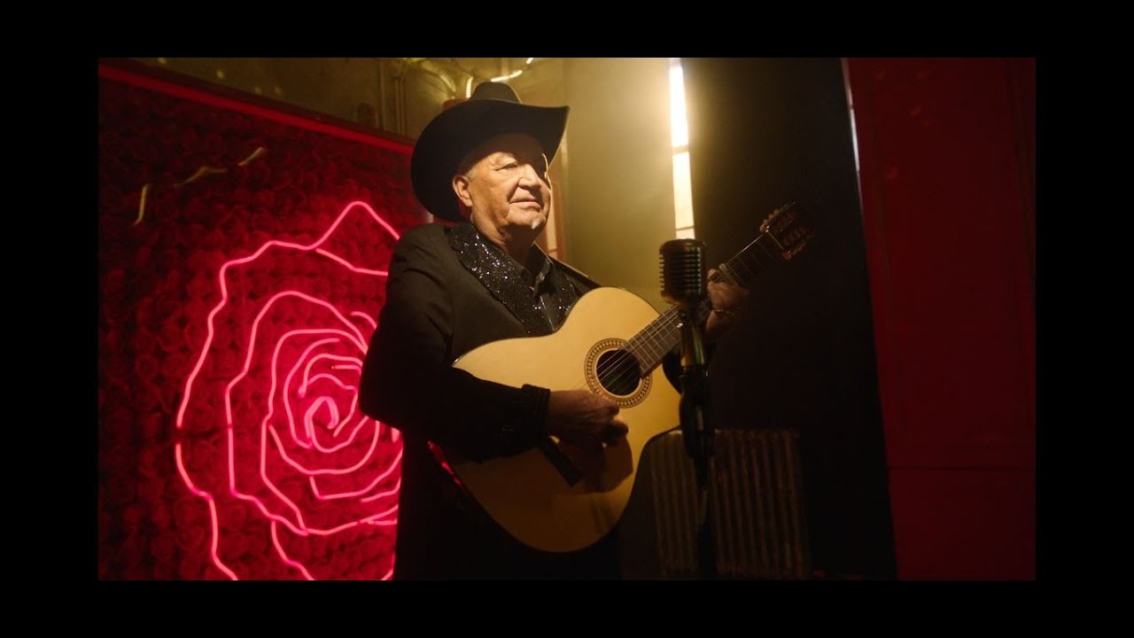 Eliades Ochoa - Se Solt&oacute; Un Le&oacute;n (Official Video)