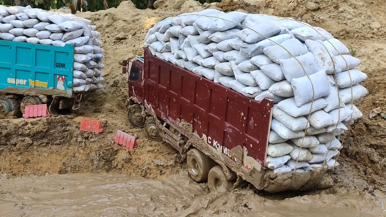 KIRIM PUPUK BERSUBSIDI‼️🔥 RC DAM TRUK BERMUATAN PUPUK KEDESA TERPENCIL JALANNYA OFROD DAN BERLUMPUR
