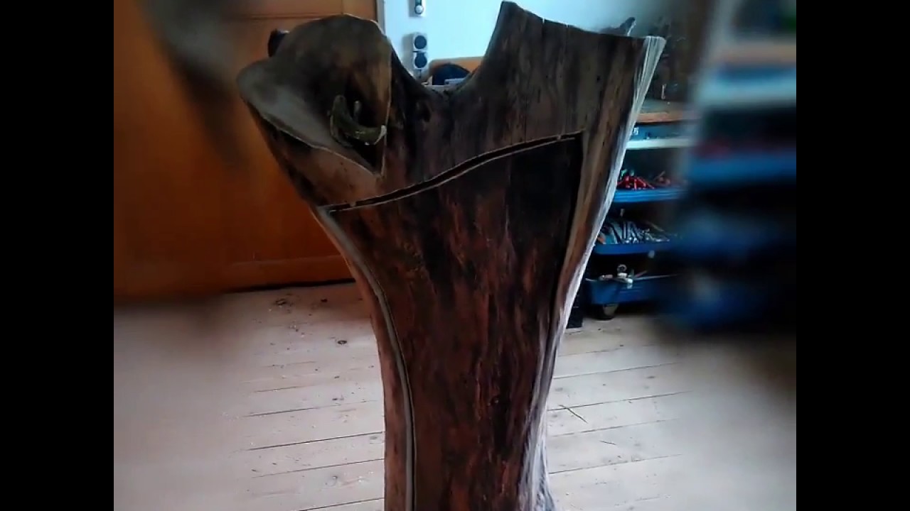 Bar aus einem Baumstamm. Die Baumart ist sozusagen ein Naturholzmöbel.