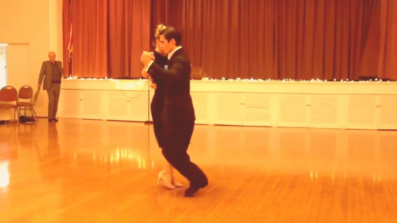 Ivan Terrazas y Sara Grdan bailan 
