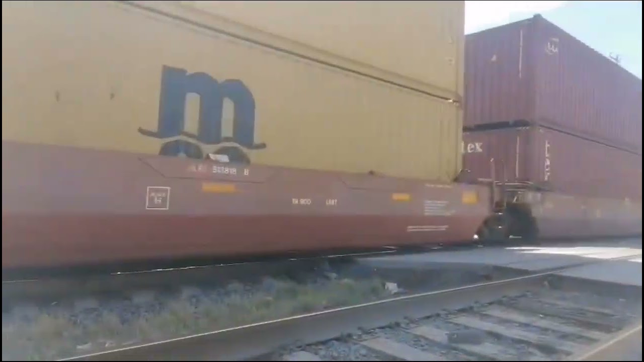 Fxe 4926 y su espectacular silbato nathan k5hl con maquinista saludando