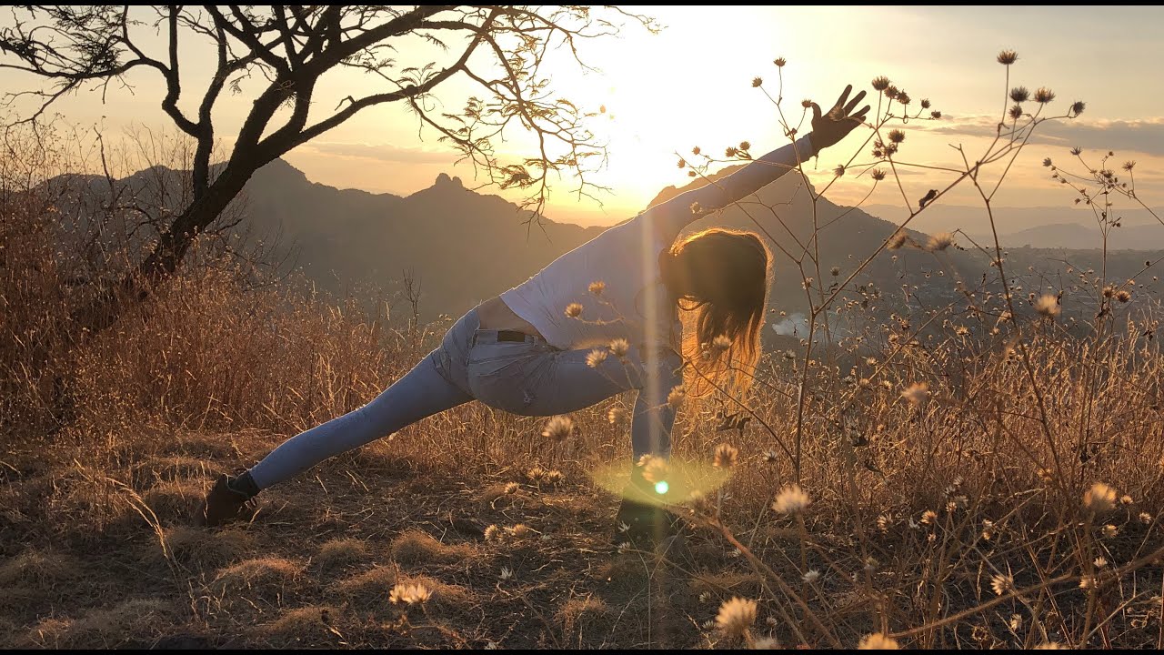 Nailea Norvind Yoga - La Inicial