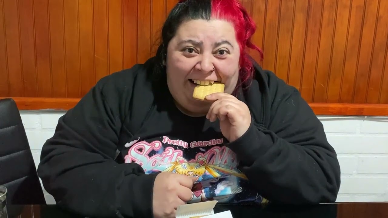 PROBANDO COMIDA MILITAR ¿ESTA RICOLINA? - EM ESPAÑOL BY EMMA EMILIANA