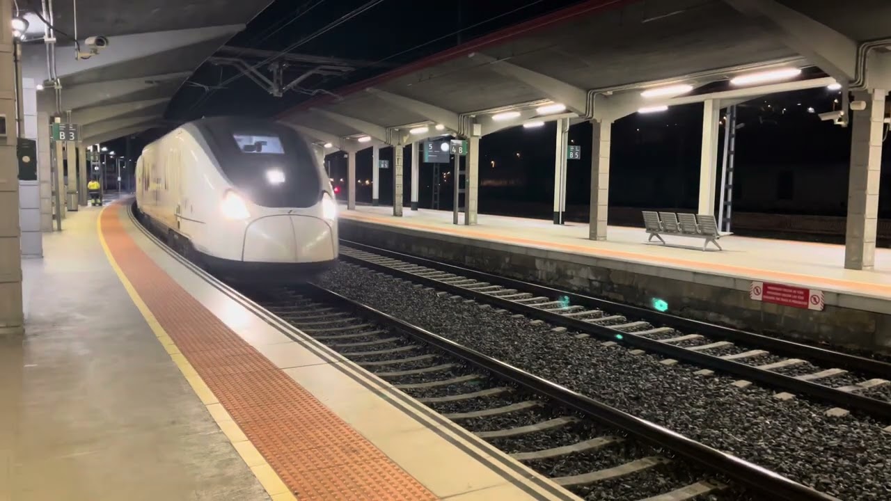 AVE S 106 PROCEDENTE DE A CORUÑA EFECTUADO ENTRADA POR VÍA 3 ESTACIÓN DE OURENSE