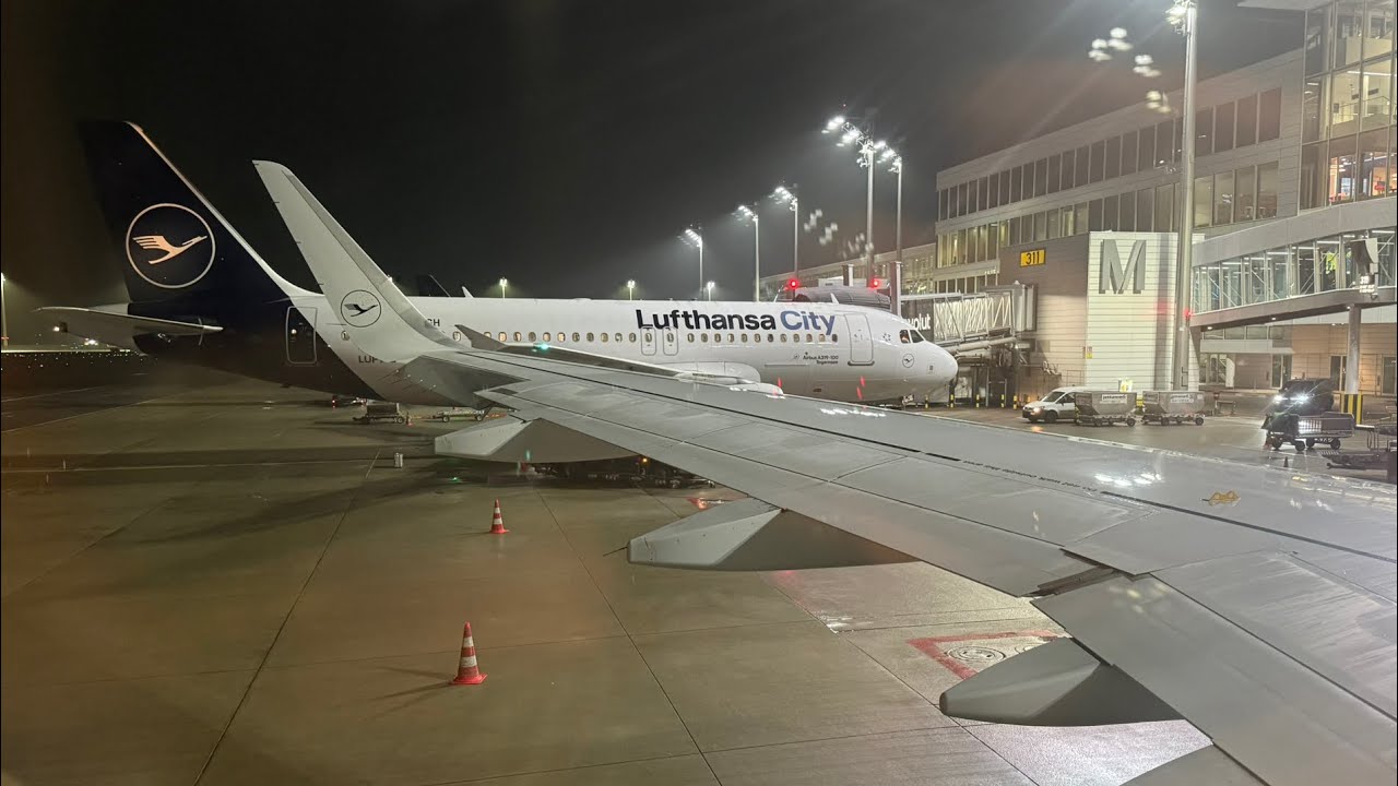 Самолет Airbus A320NEO авиакомпании Lufthansa взлетает из международного аэропорта Мюнхена.