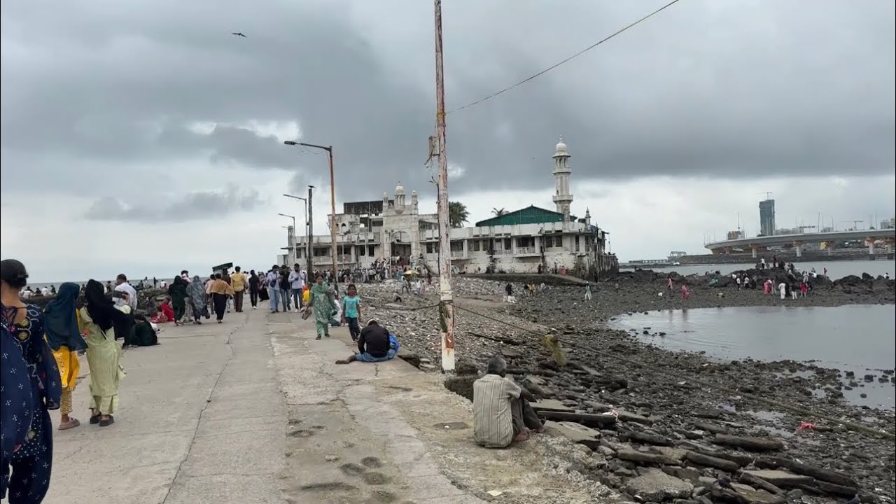Mumbai haji Ali dargah me hue zinda karamat samundar ki machli dene ati h salami kese jay😱👆🏻