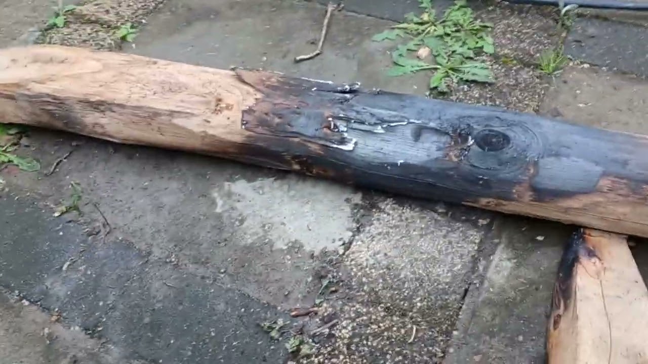 Verduurzamen van kastanje houten palen voor een schutting of pergola.