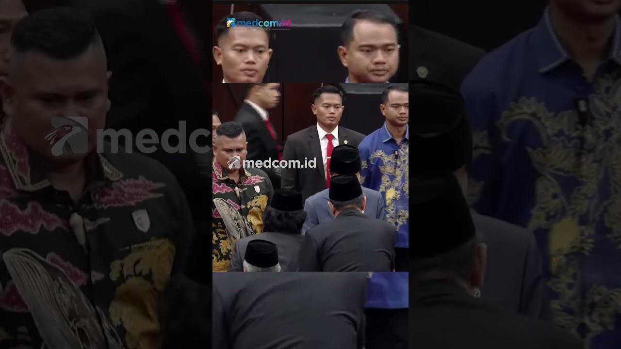 MOMEN KOMENG FOTO BERSAMA DENGAN JOKOWI USAI PELANTIKAN ANGGOTA DPR