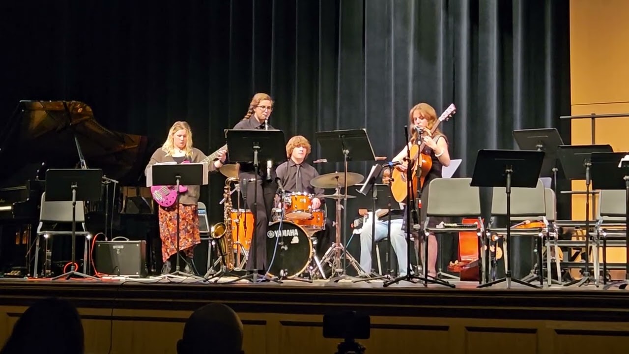FHS Pearl featuring Zo Pietras performs Fly Me to the Moon