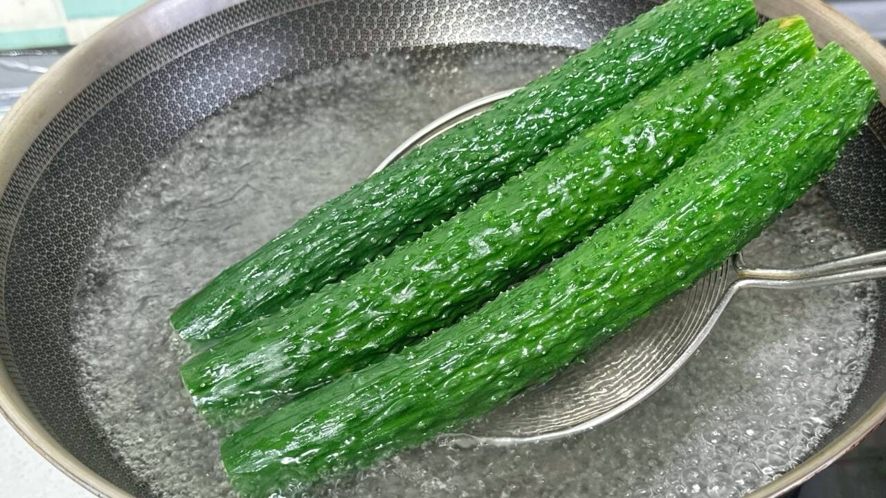 黃瓜放入滾燙開水燙一燙，做法太絕了！清脆爽口，一上桌就被搶光food #like #cooking #美食教程