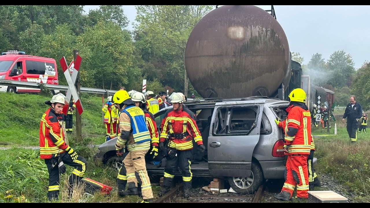 Auto von Zug erfasst. Unfallübung bei der Dampfbahn Fränkische Schweiz