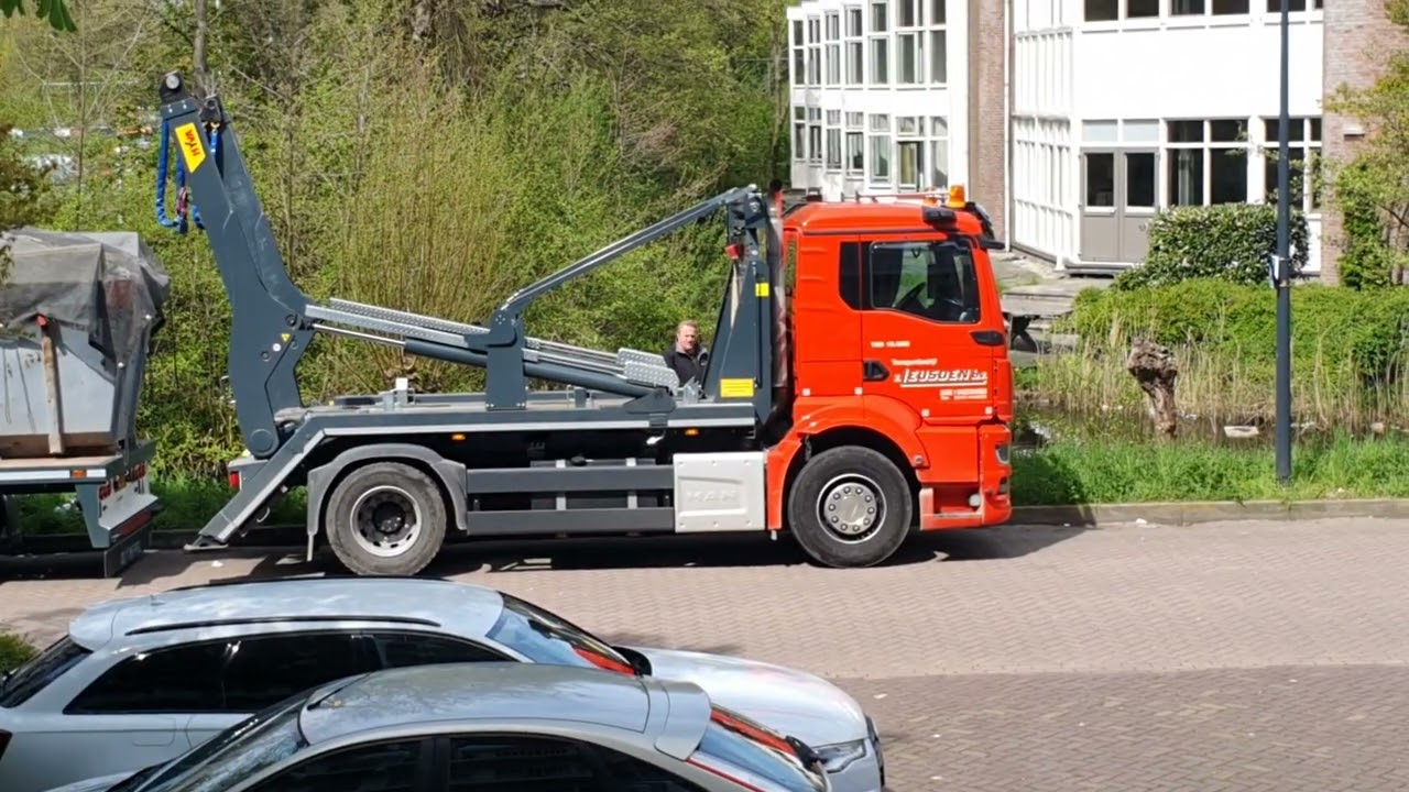 Portaalwagen 🚛🚚haalt 3 flikko bakken weg bij de AGAATLAAN in LEIDEN wegens verbouwing