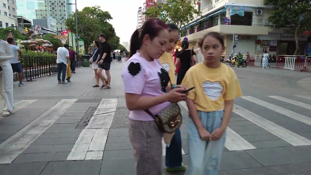 Một vòng phố đi bộ Nguyễn Huệ buổi chiều muộn 28 Tết trước giờ khai mạc