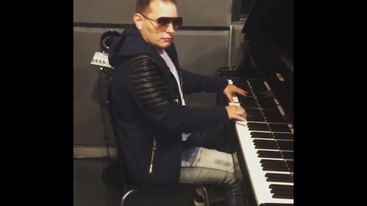 Scott Storch Playing Some Of His Mega hits  On The Piano