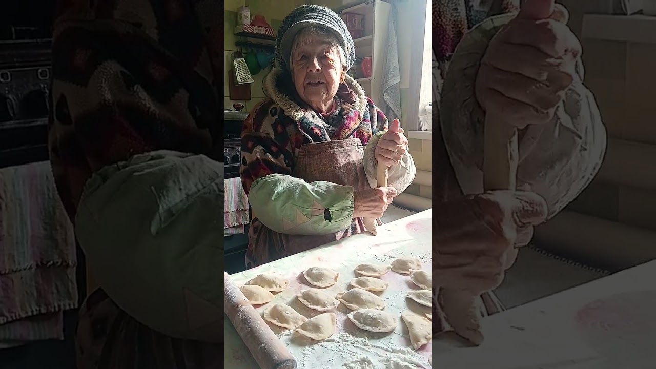 Мама лепит вареники и рассказывает истории из своей жизни.