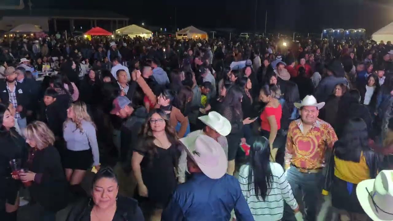 Erik y su teclados con la comunidad triqui l de San Martin Itunyoso en Kerman CA