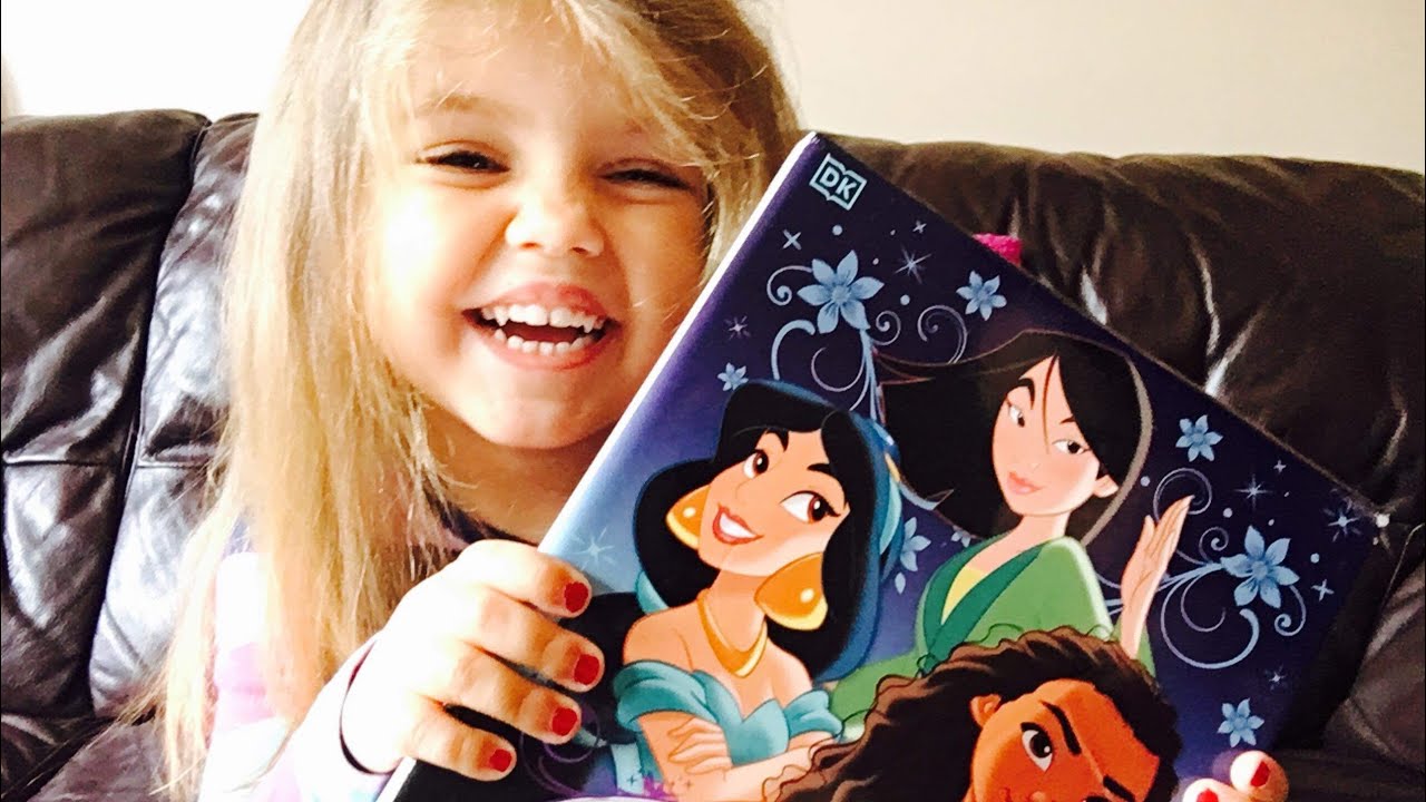 Ева и нейната колекция от Дисни книжки|Видео за деца|Eva and her Disney book colection|Video for kid