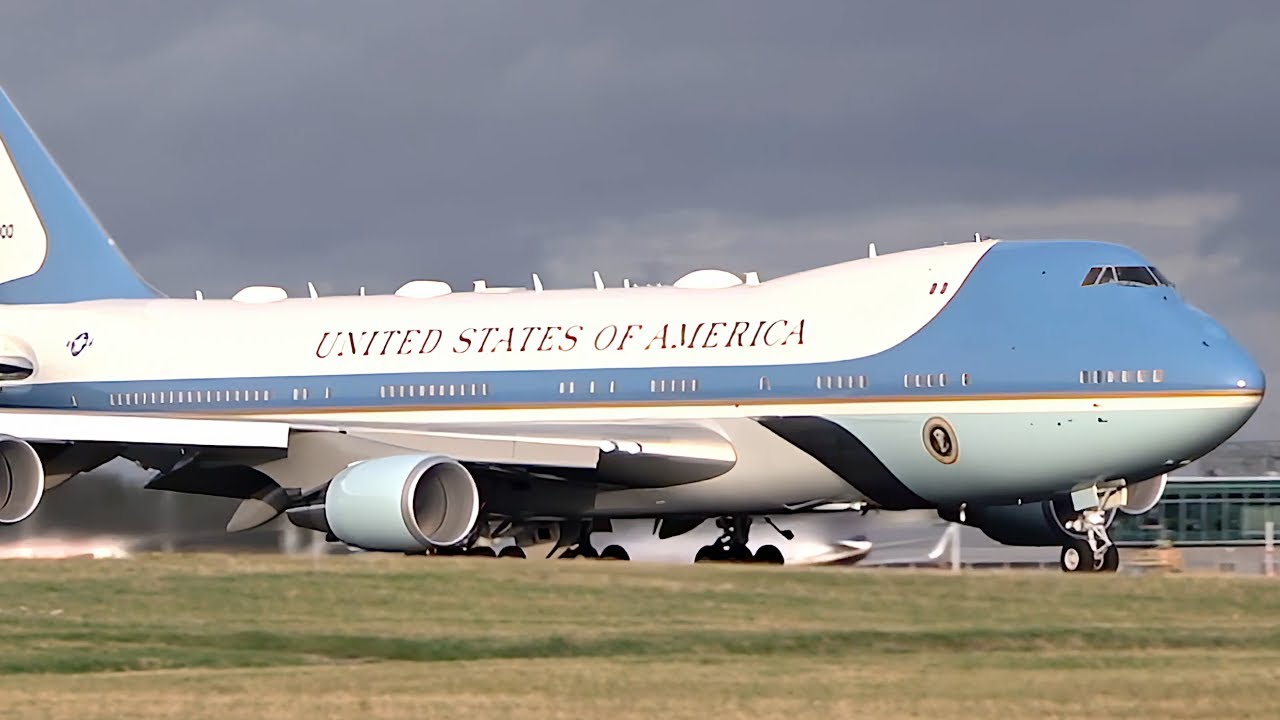Air Force One вылетает из Лондона после государственного визита президента