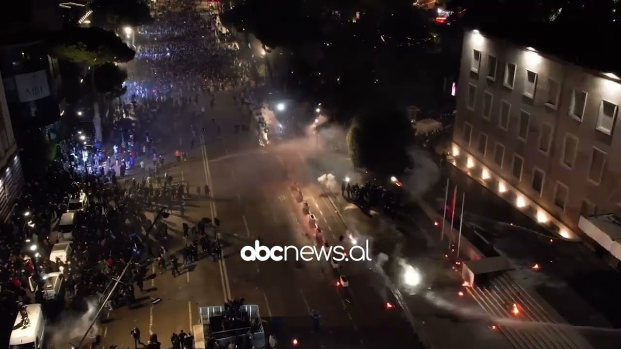 Molotov drejt Kryeministrisë/ Momenti kur policia shpërndan me ujë militantët