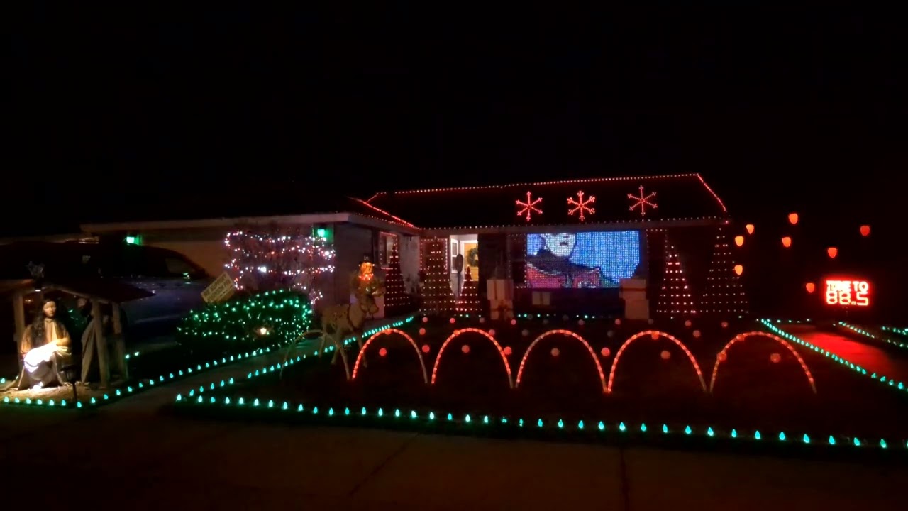 Jingle Bells Batman Smells with the Joker (Mark Hamill) 2022 Christmas Light Show