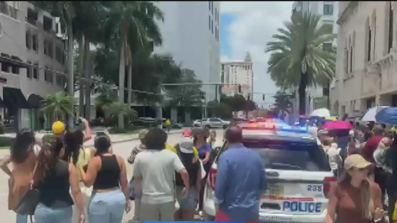 Colombians in South Florida cast early votes for next President