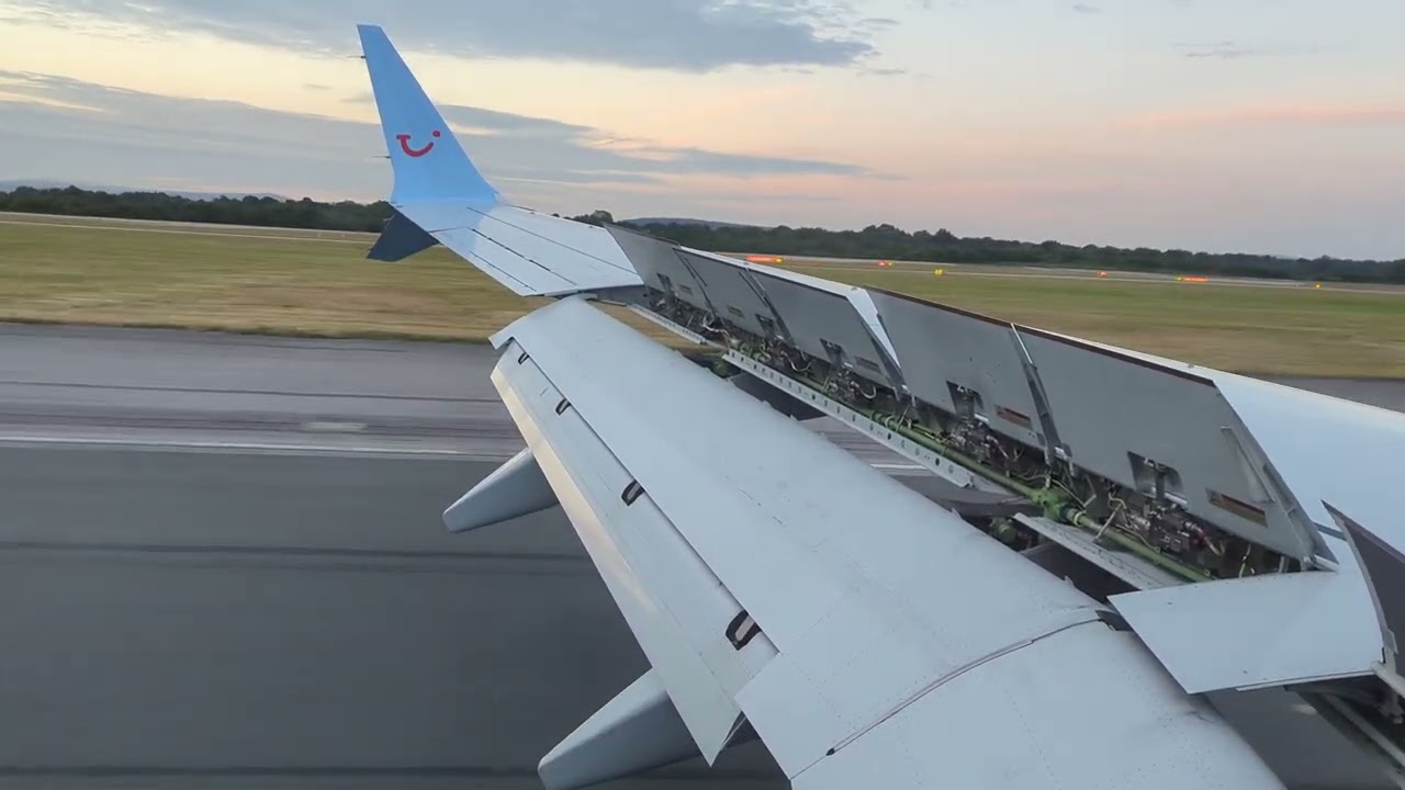 Tui Flight - TOM 2439 Landing at Manchester 15th July 2022