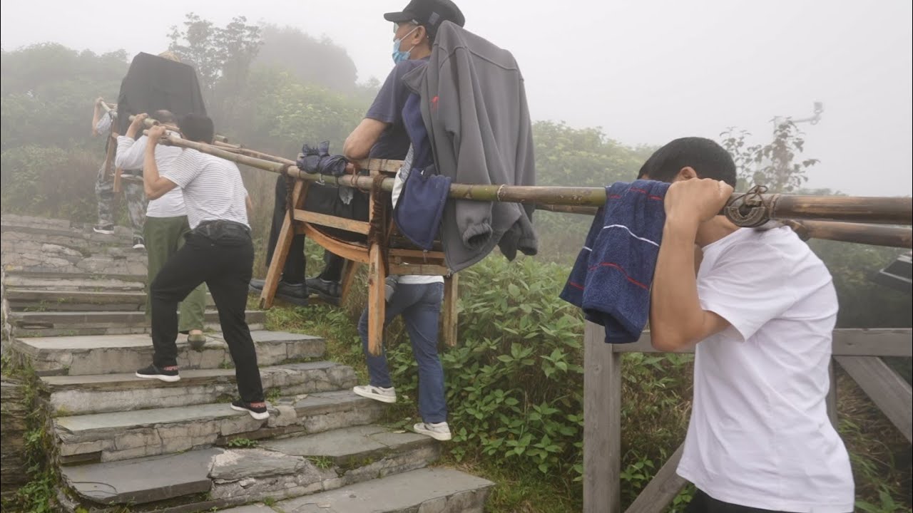 天空之城梵淨山，登山之路步步驚心。商業化的世界自然遺產，人山人海