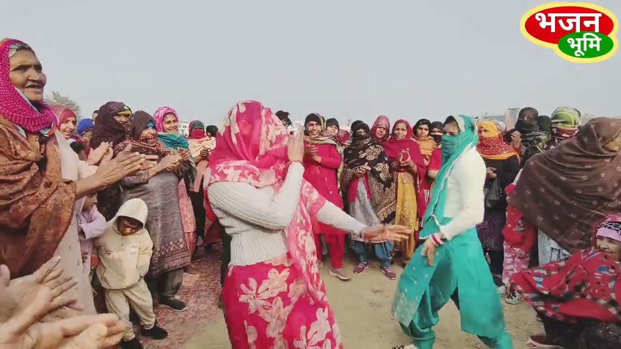 मकर संक्रांति पर गांव मटोर की लुगाइयों का खेल मैदान में गिद्दा।