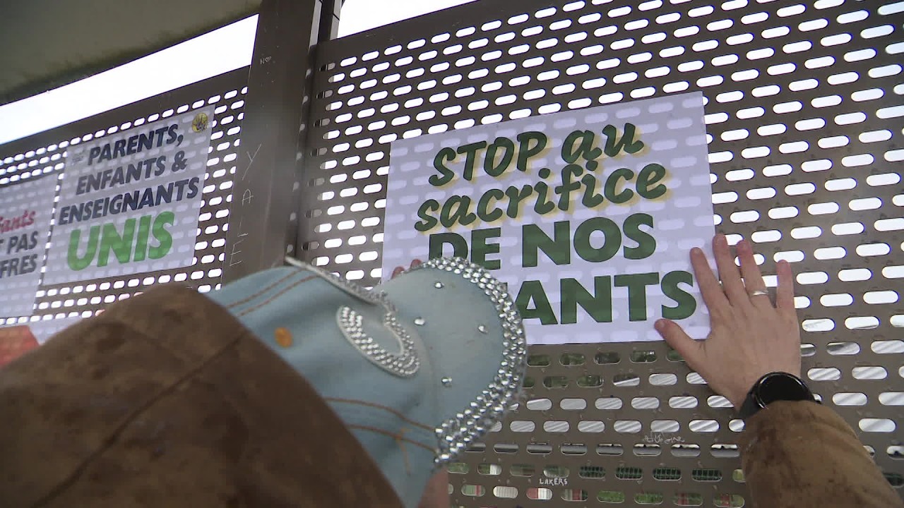 Manifestation de parents d'élèves à Villefranche-de-Rouergue contre la suppression de deux classes