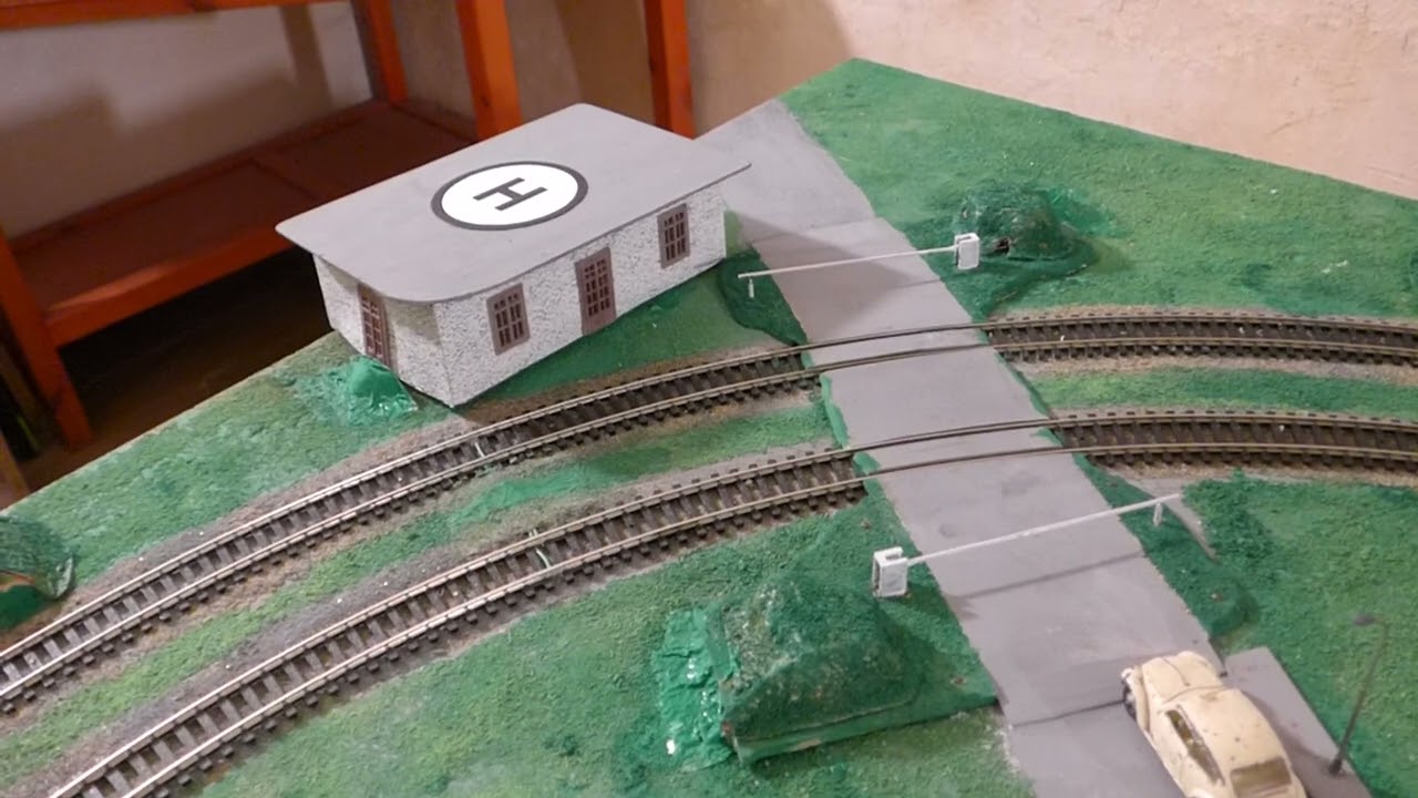 2024 09 24 passaggio a livello motorizzato automatico  trenino H0