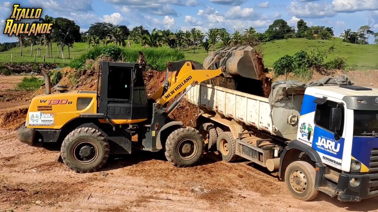 W130b e escavadeira pc130 trabalhando... carregamento de terra com entulho e abertura de rua.