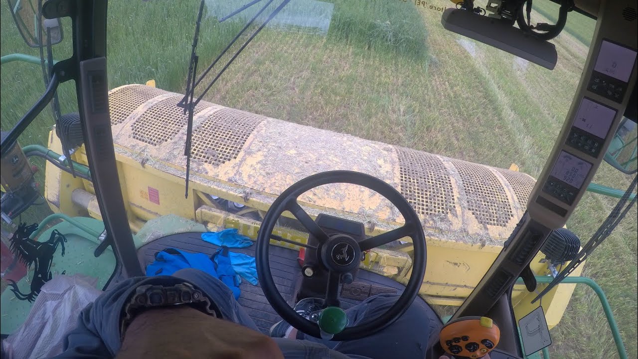 Cab view|Triticale silage|JOHN DEERE 7450i Pro drive+Zürn Profi Cut 620. [GIANSANTE-FLAMMINI].