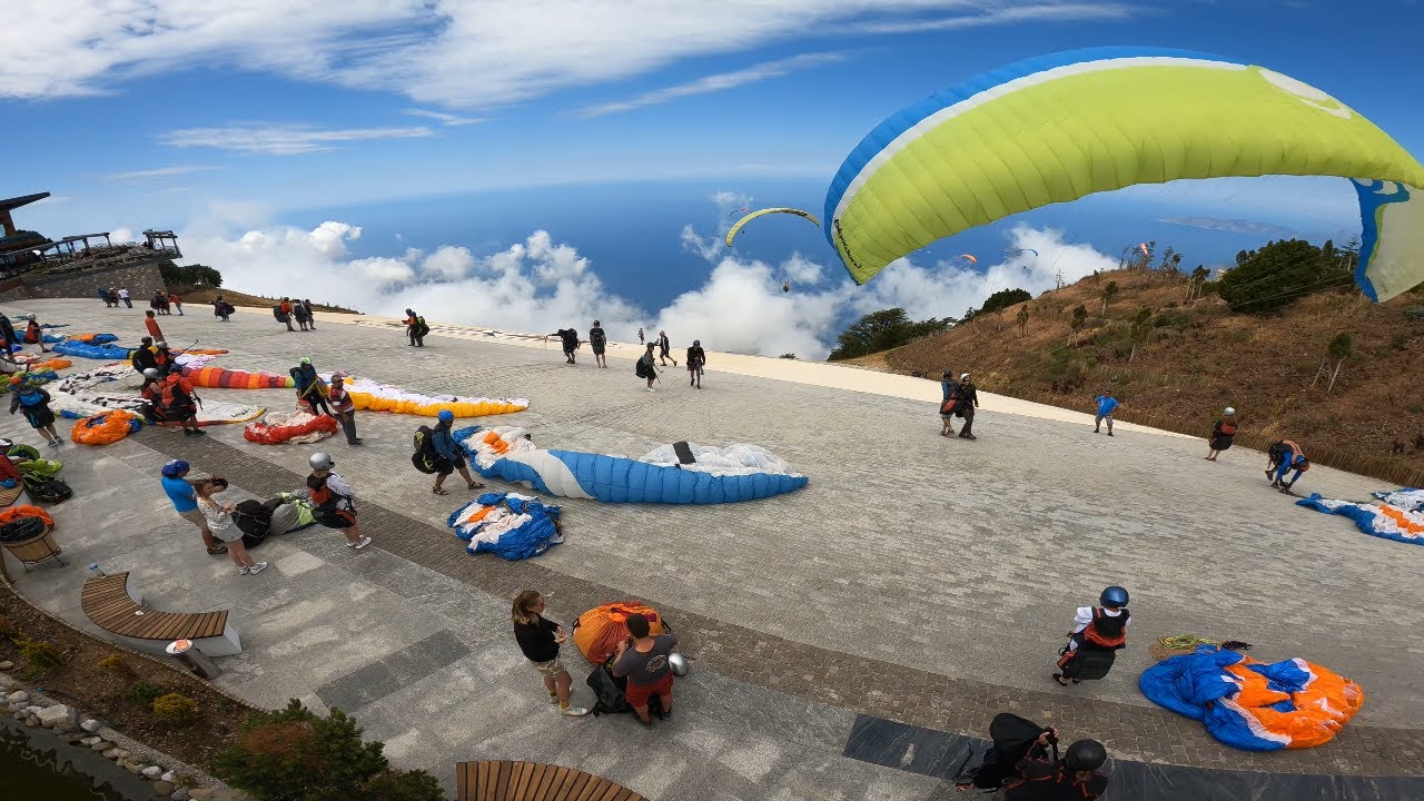 Babadağ, Ölüdeniz: Paragliders and cable car/teleferik in Turkey