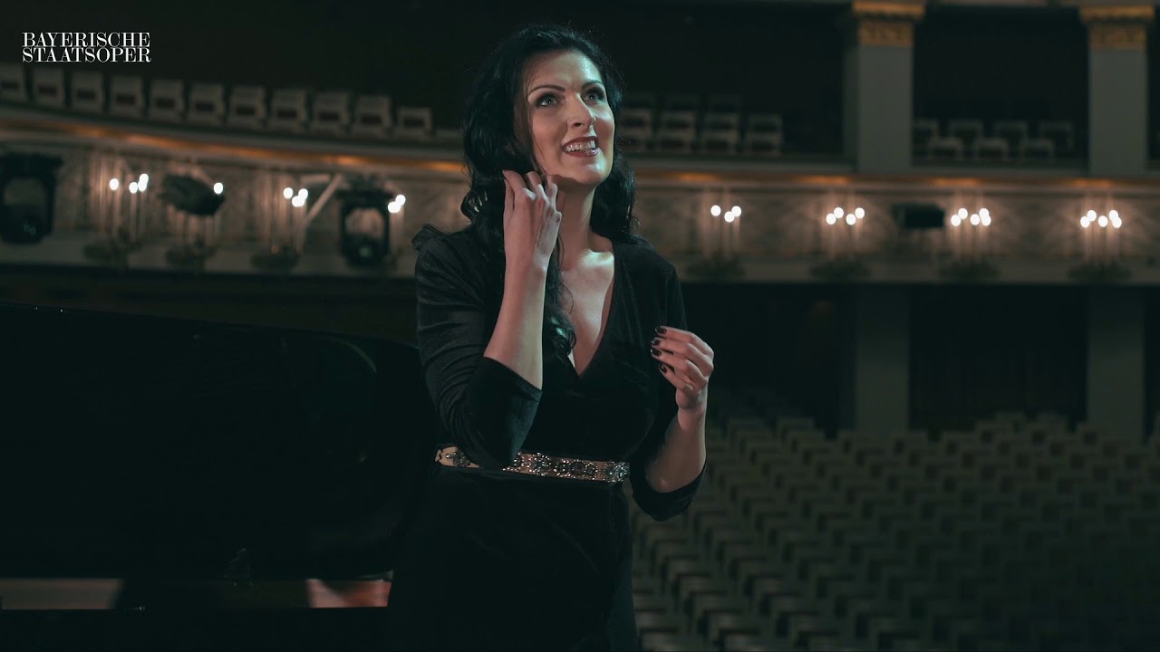 Adela Zaharia singt 