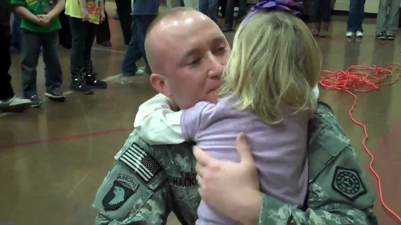Soldier surprises daughter at school