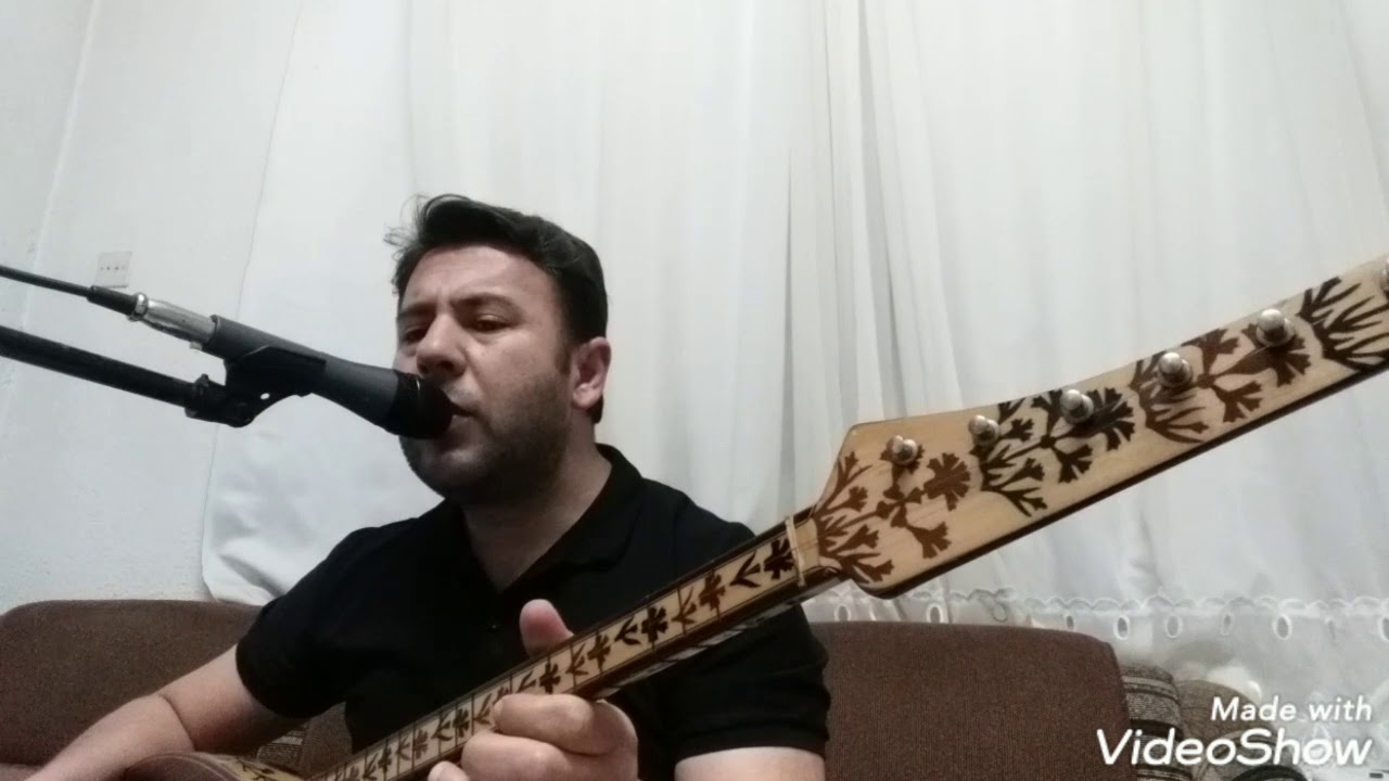 Yiğit muhtaç olmuş kuru soğana